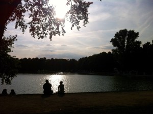 Blick von den Schaukeln auf den Aachener Weiher