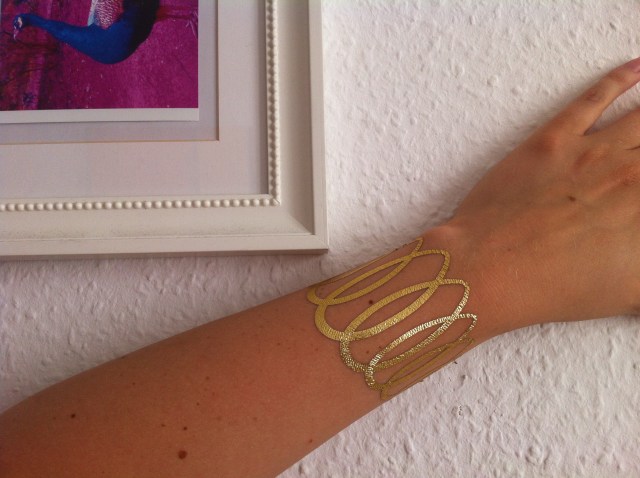 Once again: Ein güldenes Klebetattoo für die stilechte Feierei