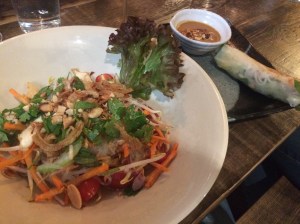 YUMMY! Glasnudelsalat und Sommerrolle im Chum Chay