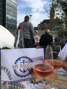 Weingläser auf der MS Bagatelle